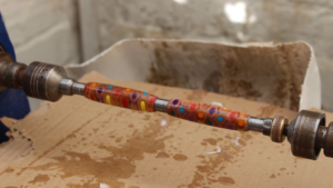 how-to-make-a-pen-with-coloured-pencils-29